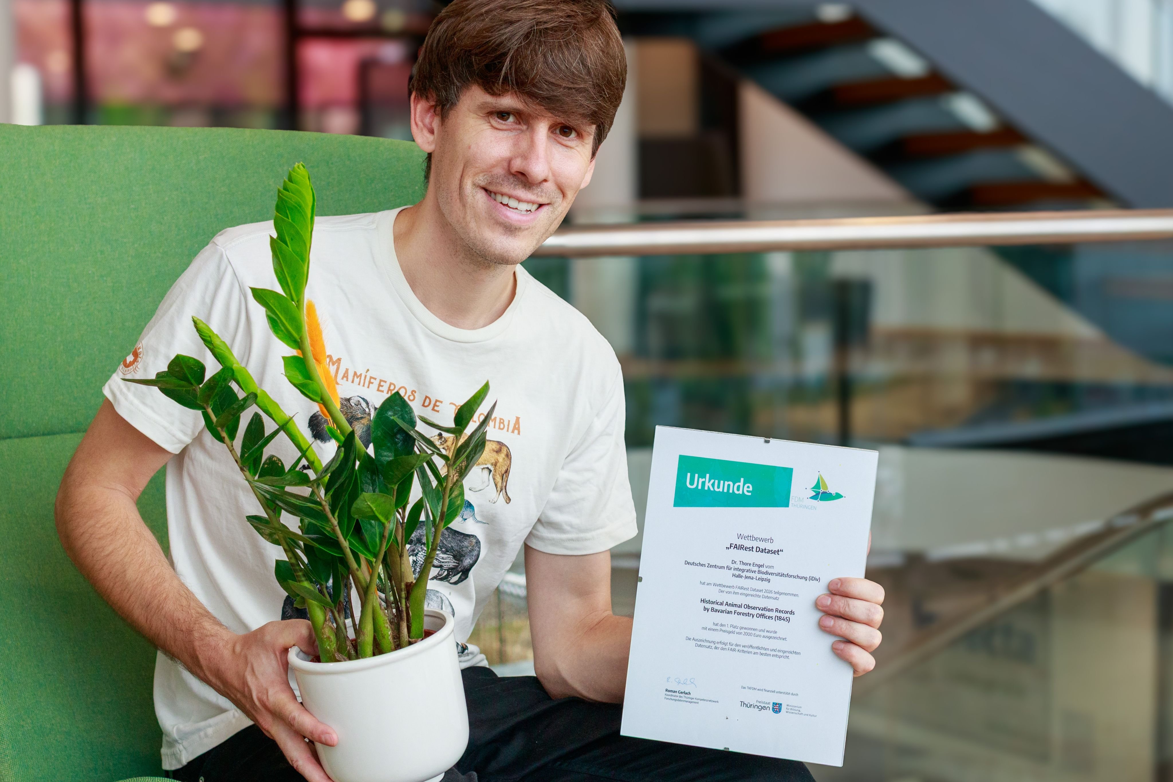 Dr. Thore Engel (iDiv) nimmt den Thüringer FAIRest Dataset Award 2026 stellvertretend für das interdisziplinäre Projektteam entgegen.